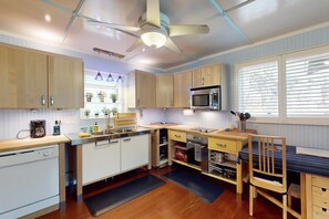 Fridge, microwave, oven, stovetop - Cozy woodland with fireplace & patio, near trails, Flagstaff & national forest (Flagstaff)