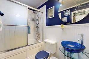Shower, hair dryer, towels - Cozy woodland with fireplace & patio, near trails, Flagstaff & national forest (Flagstaff)