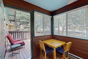 Outdoor dining - Cozy woodland with fireplace & patio, near trails, Flagstaff & national forest (Flagstaff)