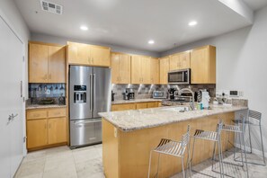 Fridge, microwave, oven, stovetop - Enjoy the MorningSun in a Stylish Townhouse with Private Spa & Putting Green (Palm Springs)
