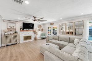 Smart TV, fireplace, table football - Designer dream with fireplace, game room, private pool, outdoor kitchen, firepit (Palm Springs)