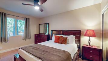 3 bedrooms, iron/ironing board, free WiFi, bed sheets