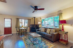 Smart TV, books - Beautifully remodeled mountain home with peaceful, private setting (Idyllwild)