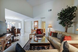 Smart TV, books - Spacious & modern condo surrounded by resort pools & hot tubs (Palm Springs)