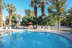 Pool - Spacious & modern condo surrounded by resort pools & hot tubs (Palm Springs)