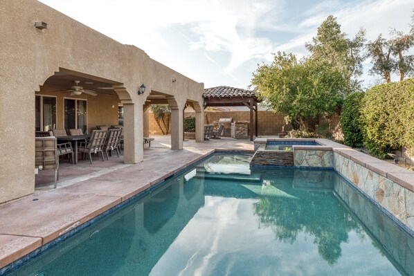 A heated pool - Beautiful & spacious home with private pool, spa, and basketball hoop (Indio)