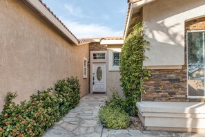 Exterior detail - Beautiful & spacious home with private pool, spa, and basketball hoop (Indio)