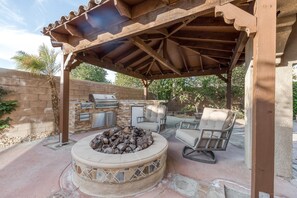 Terrace/patio - Beautiful & spacious home with private pool, spa, and basketball hoop (Indio)