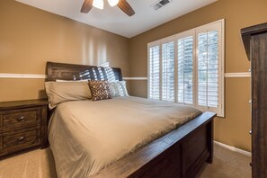 4 bedrooms, iron/ironing board, free WiFi, bed sheets - Beautiful & spacious home with private pool, spa, and basketball hoop (Indio)