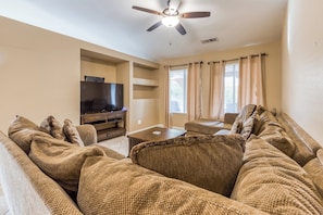 Smart TV, DVD player, table tennis - Beautiful & spacious home with private pool, spa, and basketball hoop (Indio)