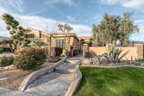 Property grounds - Beautiful & spacious home with private pool, spa, and basketball hoop (Indio)