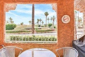 Outdoor dining - Fabulous Escape with a Gas Grill, Heated Pool, Spa, & Tennis Courts (Palm Springs)