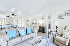 Smart TV, DVD player - Fabulous Escape with a Gas Grill, Heated Pool, Spa, & Tennis Courts (Palm Springs)