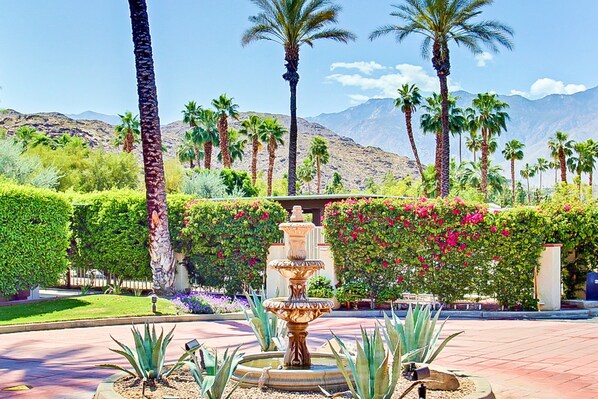 Property grounds - Fabulous Escape with a Gas Grill, Heated Pool, Spa, & Tennis Courts (Palm Springs)