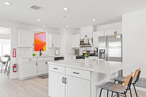 Fridge, microwave, oven, stovetop - Amazing dog-friendly home with enclosed yard, firepit, pool, & washer/dryer (Palm Springs)