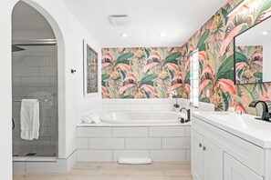 Een douche, een haardroger, handdoeken