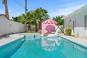 A heated pool - Amazing dog-friendly home with enclosed yard, firepit, pool, & washer/dryer (Palm Springs)