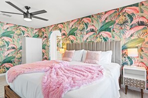 4 slaapkamers, een strijkplank/strijkijzer, reisbedje, gratis wifi