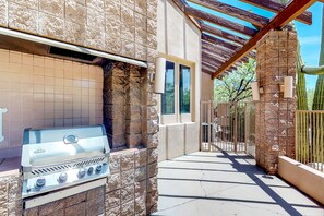 Terrace/patio - Luxurious, renovated condo in the serene Catalina Foothills with hot tub & pool (Tucson)