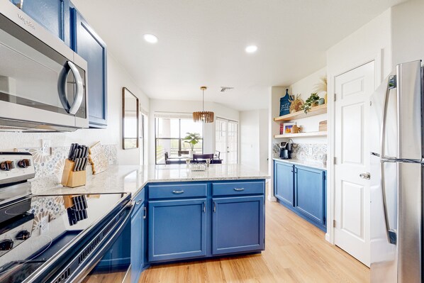 Fridge, microwave, oven, stovetop - Luxurious, renovated condo in the serene Catalina Foothills with hot tub & pool (Tucson)