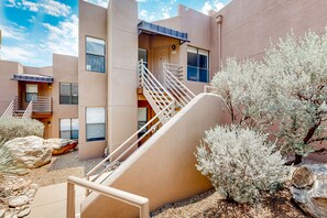 Exterior - Luxurious, renovated condo in the serene Catalina Foothills with hot tub & pool (Tucson)