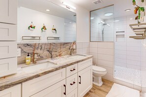 Douche, sèche-cheveux, serviettes fournies