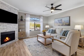 Smart TV, fireplace - Scottsdale Bliss – Stylish Long Term, Comfort, and Mountain Views Await! (Scottsdale)