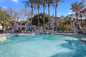 Pool - Scottsdale Bliss – Stylish Long Term, Comfort, and Mountain Views Await! (Scottsdale)