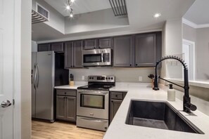 Fridge, microwave, oven, stovetop - Scottsdale Bliss – Stylish Long Term, Comfort, and Mountain Views Await! (Scottsdale)