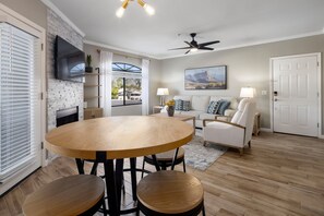 Dining - Scottsdale Bliss – Stylish Long Term, Comfort, and Mountain Views Await! (Scottsdale)