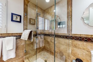 Een douche, een haardroger, handdoeken