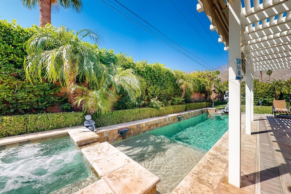 Pool - Elegant home with private pool, spa, putting green, firepit & gorgeous patio (Palm Springs)