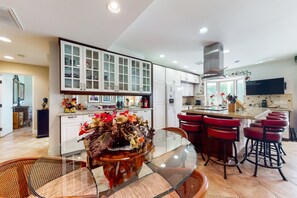 Fridge, microwave, oven, stovetop - Elegant home with private pool, spa, putting green, firepit & gorgeous patio (Palm Springs)