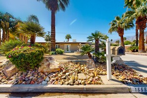 Exterior - Elegant home with private pool, spa, putting green, firepit & gorgeous patio (Palm Springs)