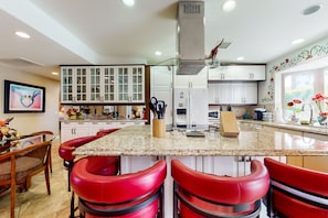 Fridge, microwave, oven, stovetop - Elegant home with private pool, spa, putting green, firepit & gorgeous patio (Palm Springs)
