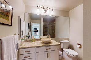 Shower, hair dryer, towels - Modern Condo w/ shared pool - great location close to golf, baseball, & Old Town (Scottsdale)