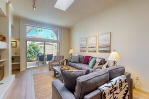 Smart TV - Modern Condo w/ shared pool - great location close to golf, baseball, & Old Town (Scottsdale)