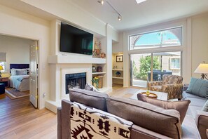 Living area - Modern Condo w/ shared pool - great location close to golf, baseball, & Old Town (Scottsdale)