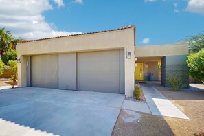 Exterior - Your Pet-Friendly Desert Escape—Relax, Recharge, and Make Memories Under the Sun (Palm Springs)