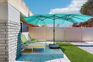 Terrace/patio - Your Pet-Friendly Desert Escape—Relax, Recharge, and Make Memories Under the Sun (Palm Springs)