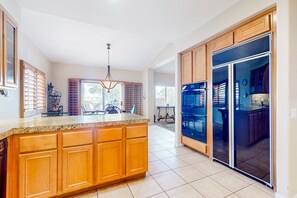 Interior - Snowbird-friendly house with mountain view, pool, on-site golf, and central AC (Indio)