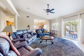 Smart TV, fireplace, DVD player, books - Snowbird-friendly house with mountain view, pool, on-site golf, and central AC (Indio)