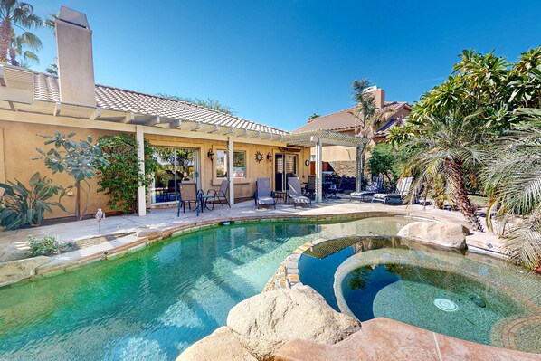 Pool - Snowbird-friendly house with mountain view, pool, on-site golf, and central AC (Indio)