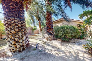 Property grounds - Snowbird-friendly house with mountain view, pool, on-site golf, and central AC (Indio)
