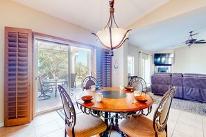 Dining - Snowbird-friendly house with mountain view, pool, on-site golf, and central AC (Indio)