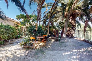 Outdoor dining - Snowbird-friendly house with mountain view, pool, on-site golf, and central AC (Indio)