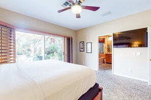 3 bedrooms, iron/ironing board, free WiFi, bed sheets - Snowbird-friendly house with mountain view, pool, on-site golf, and central AC (Indio)