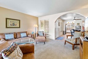 Smart TV, DVD player - Beautiful condo near downtown w/ shared pools - golf on-site (Palm Springs)