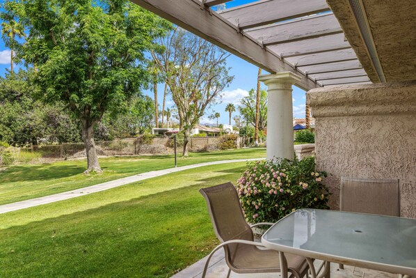 Outdoor dining - Beautiful condo near downtown w/ shared pools - golf on-site (Palm Springs)