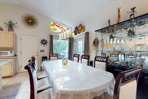 Dining - Cozy home with BBQ grill, fireplace, patio, hiking nearby (Sedona)